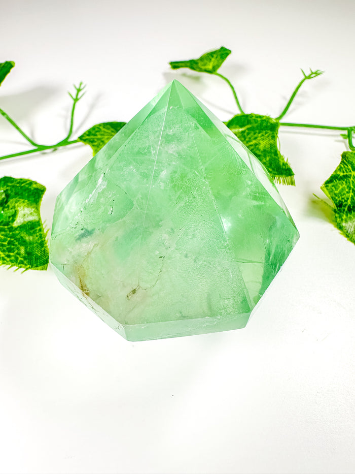 Green Emerald Fluorite Gem Cut Diamond (45V)